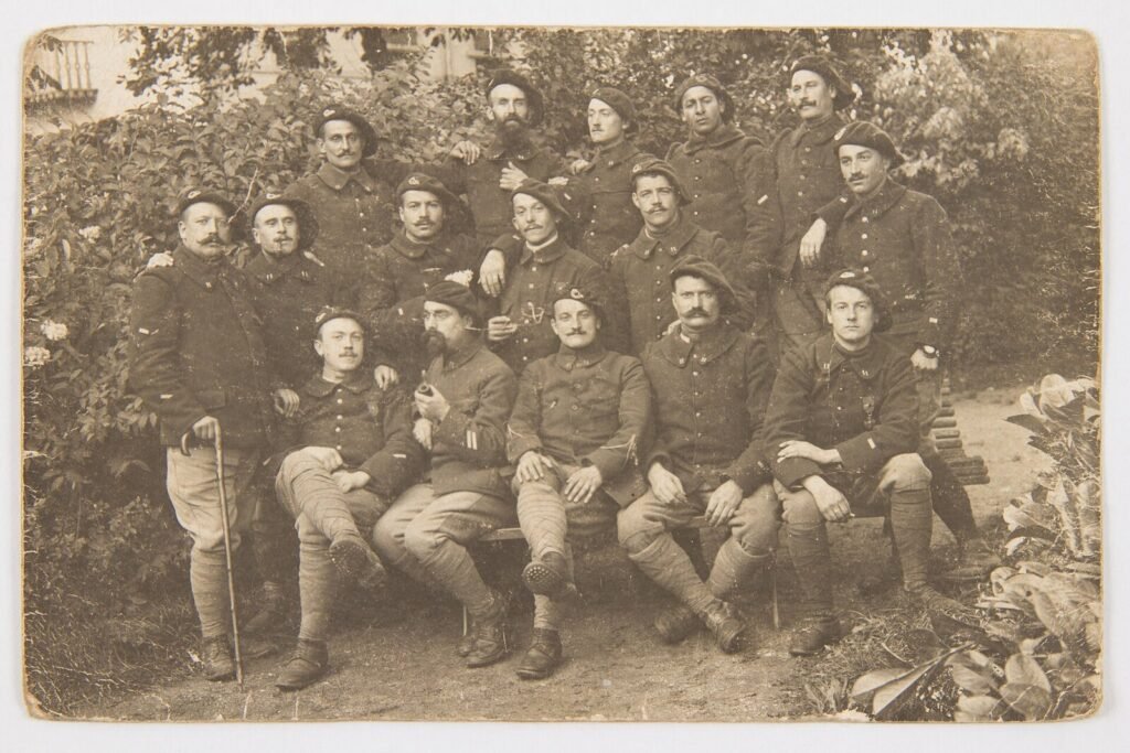 Groupe de chasseurs alpins du 11e bataillon en béret orné du cor de chasse, vers 1915