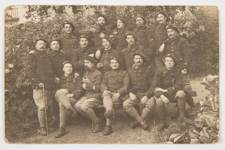 Groupe de chasseurs alpins du 11e bataillon en béret orné du cor de chasse, vers 1915