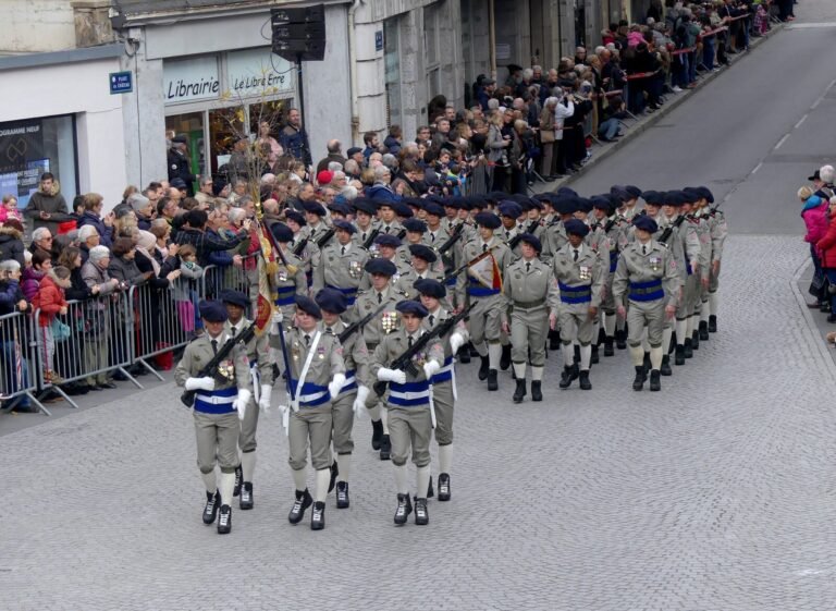 Défilé militaire du 93e régiment d'artillerie de montagne dans les rues de Chambéry