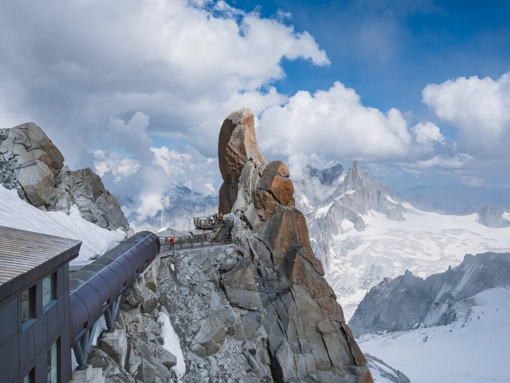 Le piton sud de l'aiguille du Midi au-dessus de la vallée de Chamonix
