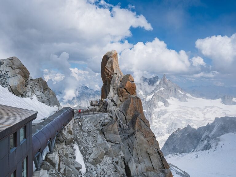 Le piton sud de l'aiguille du Midi au-dessus de la vallée de Chamonix