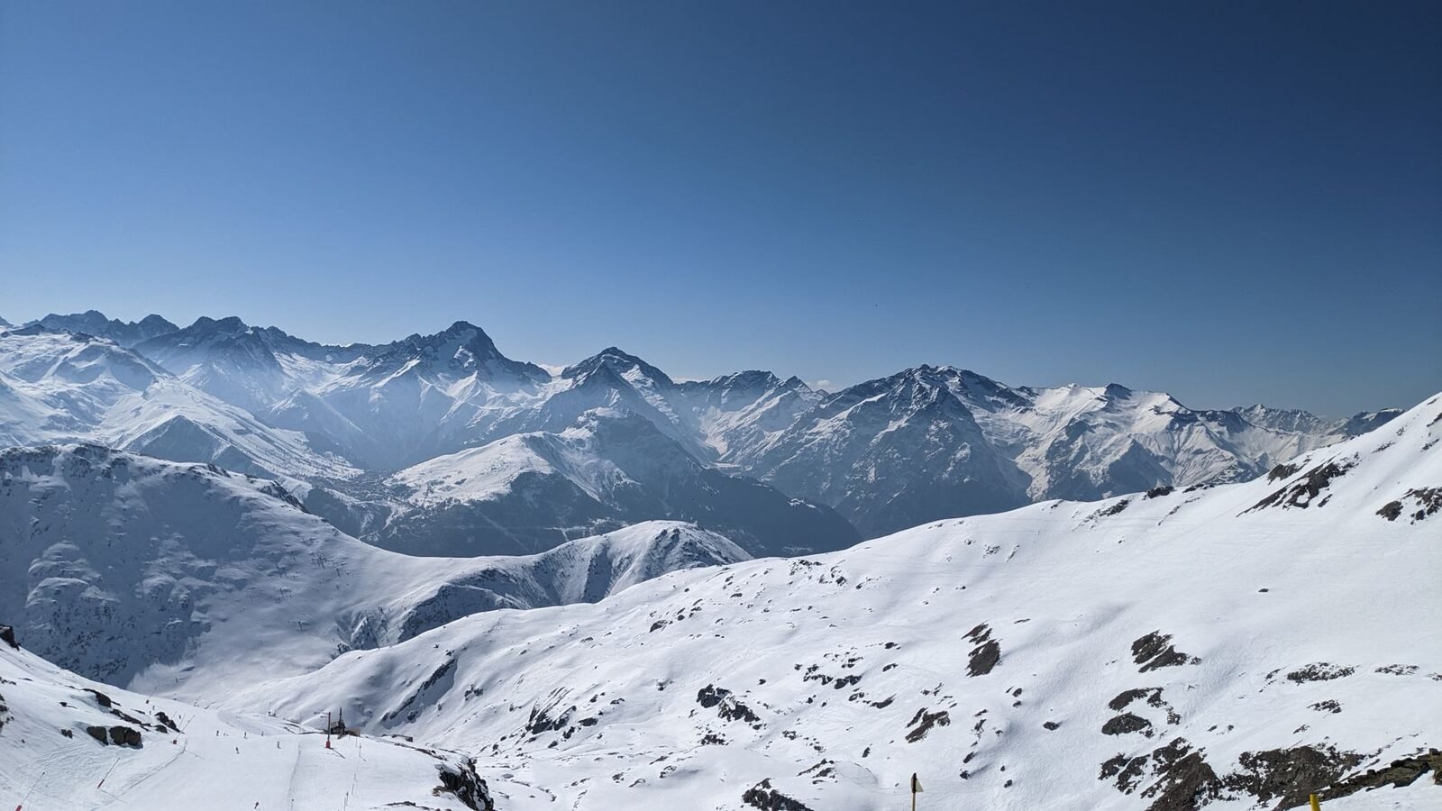 Panorama des Alpes françaises, sommets enneigés