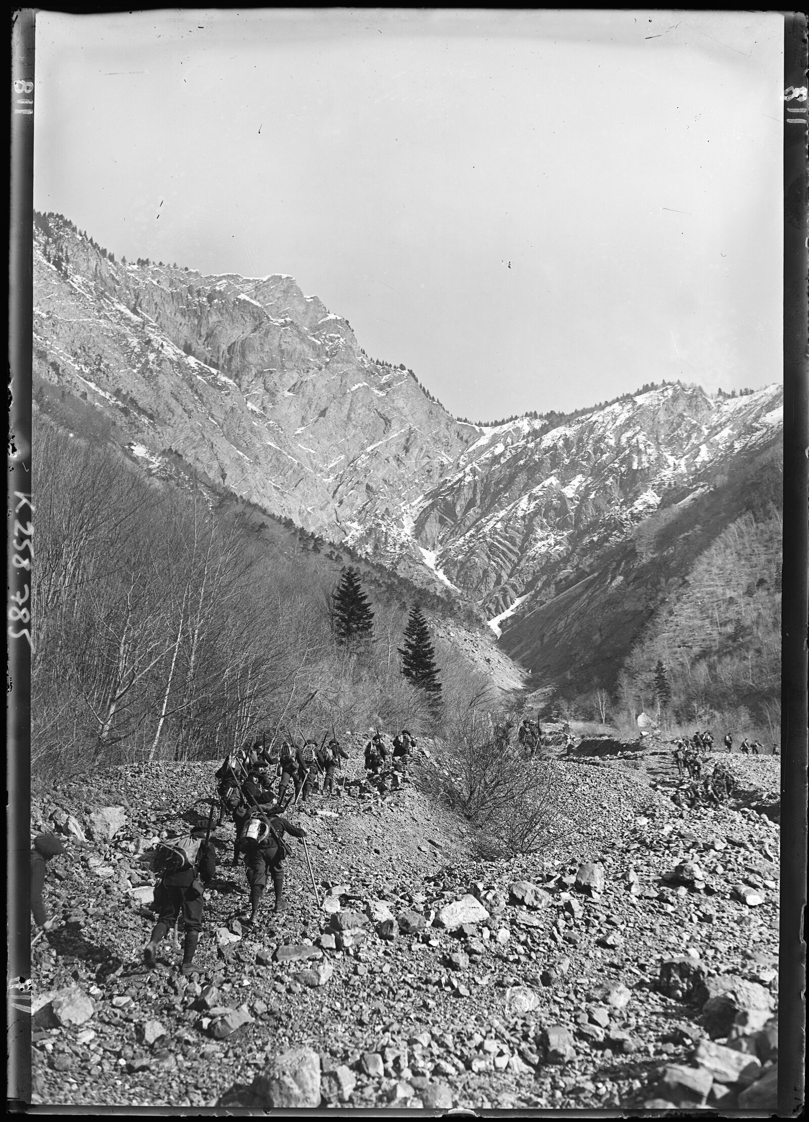 Chasseurs alpins progressant en file indienne dans la montagne en 1912