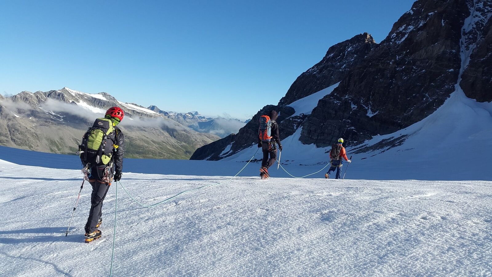 Cordée d'alpinistes progressant sur glacier