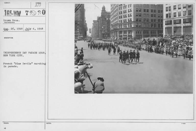 Défilé du 4 juillet 1918 à New York avec des chasseurs alpins français surnommés les Blue Devils