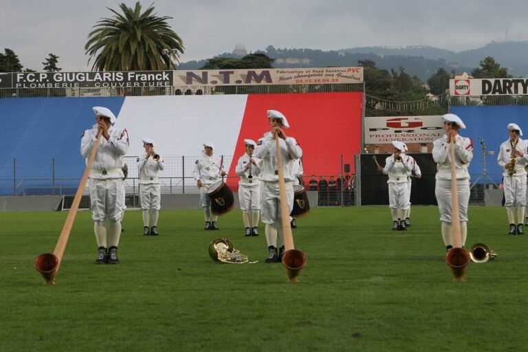 Musiciens de la fanfare du 27e bataillon de chasseurs alpins jouant du cor des Alpes lors du festival de musiques militaires de Nice
