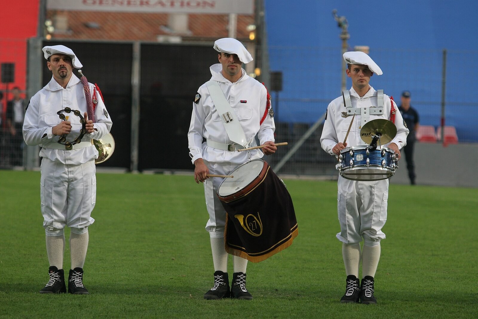 Trois musiciens de la fanfare du 27e bataillon de chasseurs alpins en tenue blanche, coiffés de la tarte blanche