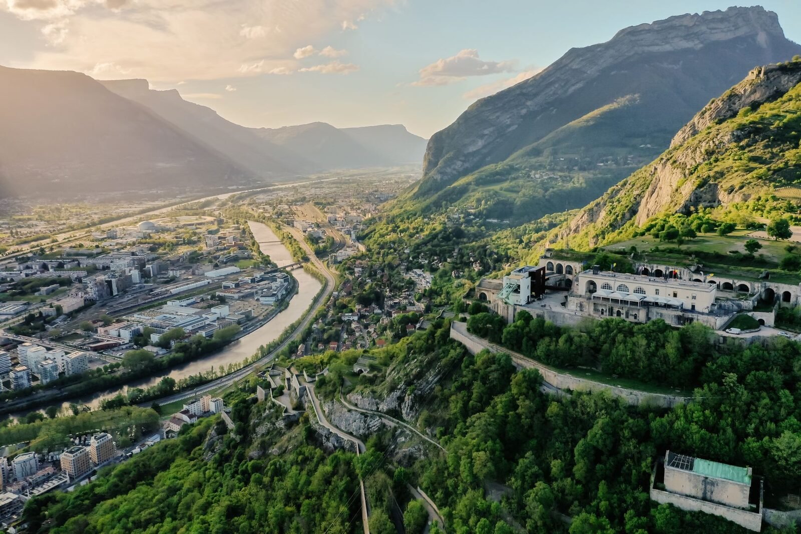 Grenoble et le fort de la Bastille, face à la Chartreuse