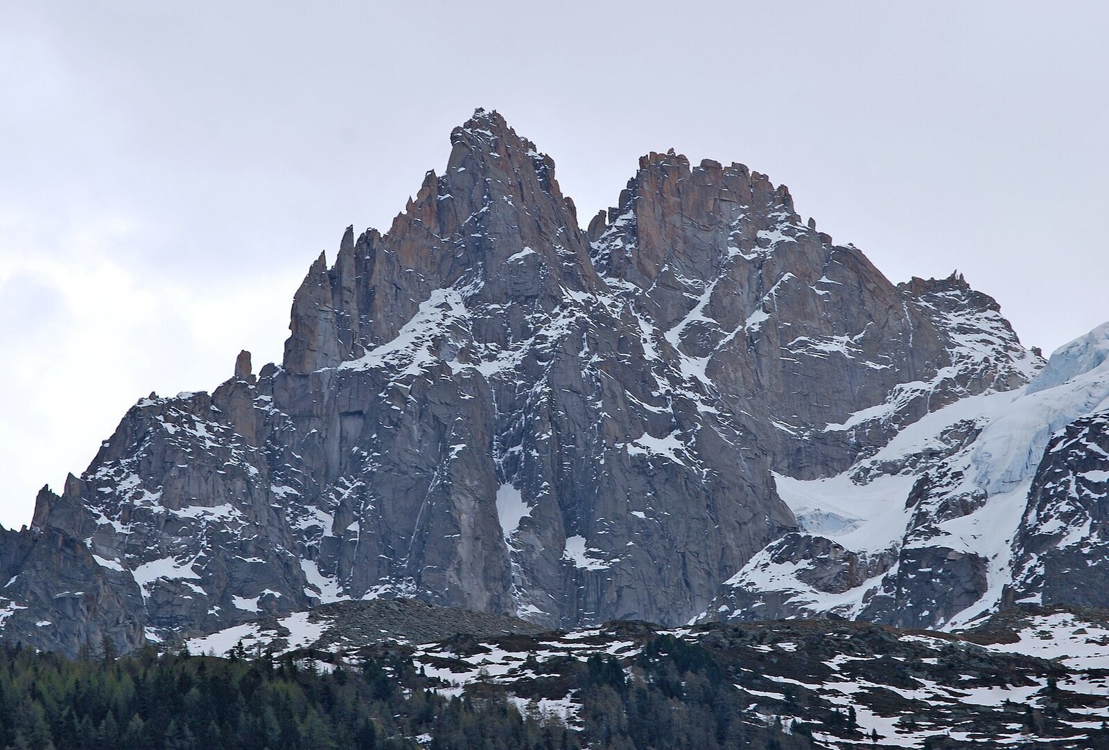 Les aiguilles des Grands Charmoz et du Grépon, motif de l'insigne de l'École militaire de haute montagne