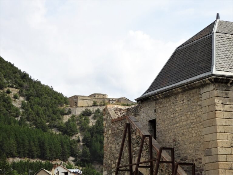 Fort des Salettes surplombant la ville haute de Briançon, fortifications Vauban