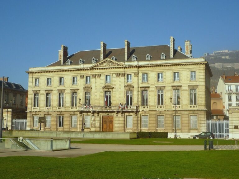 Façade de l'hôtel des troupes de montagne, place de Verdun à Grenoble, siège de l'état-major de la 27e BIM