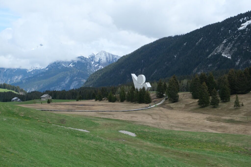 Monument national à la Résistance sur le plateau des Glières, en Haute-Savoie, entouré de montagnes