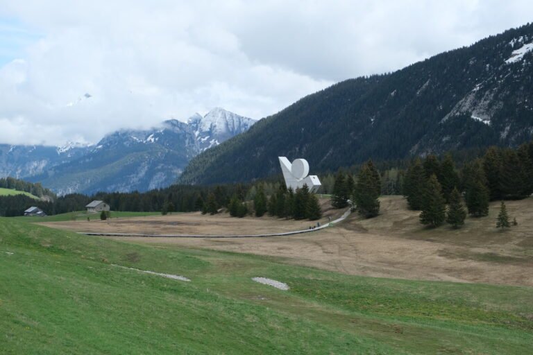 Monument national à la Résistance sur le plateau des Glières, en Haute-Savoie, entouré de montagnes
