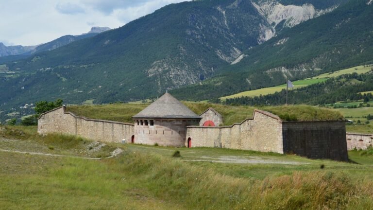 Sentier de randonnée vers les fortifications des Alpes