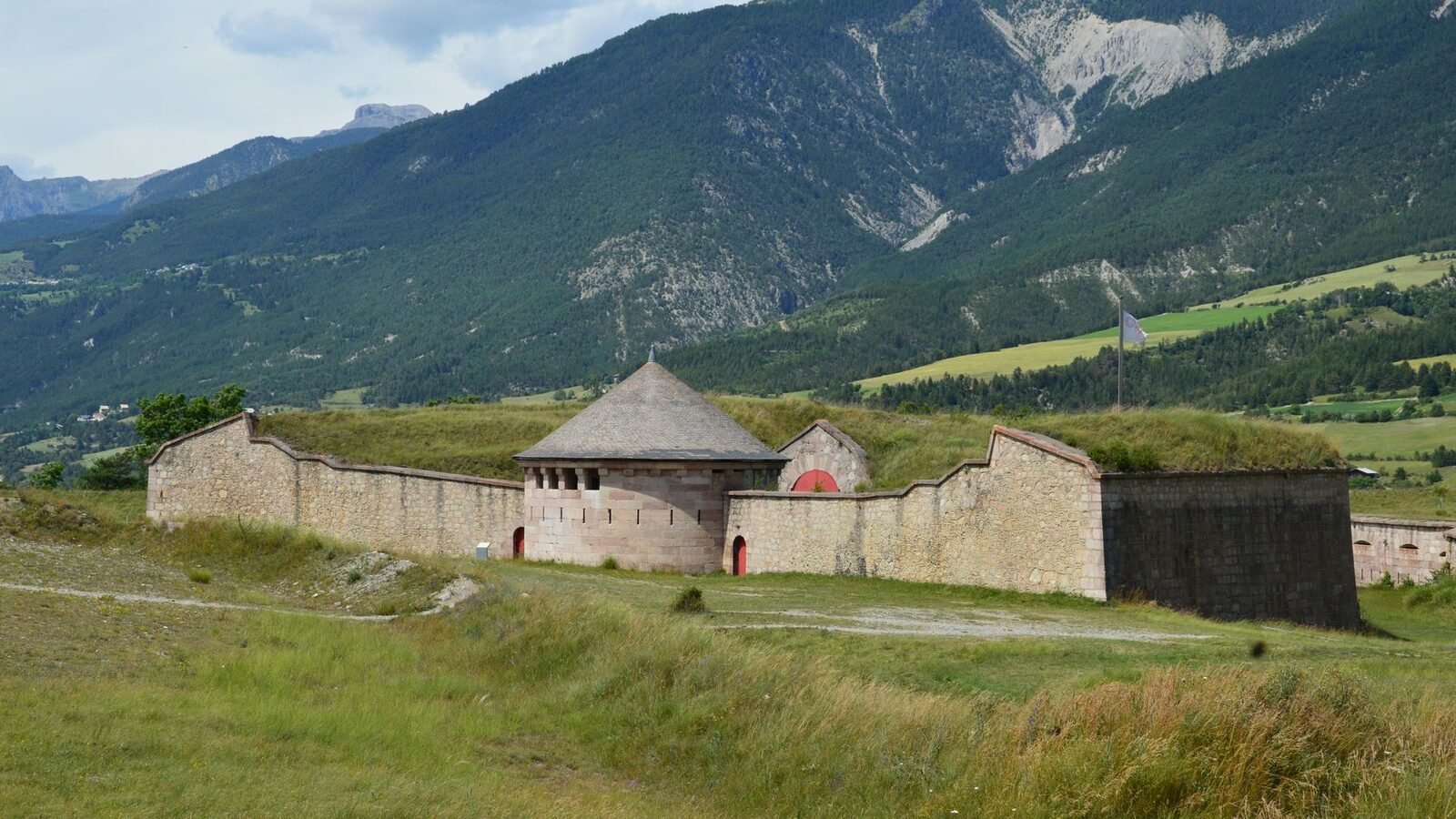 Sentier de randonnée vers les fortifications des Alpes