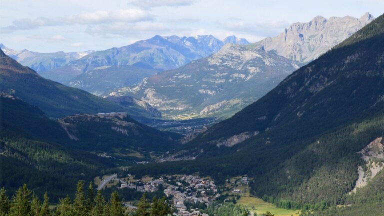 Vallée alpine au pied des massifs
