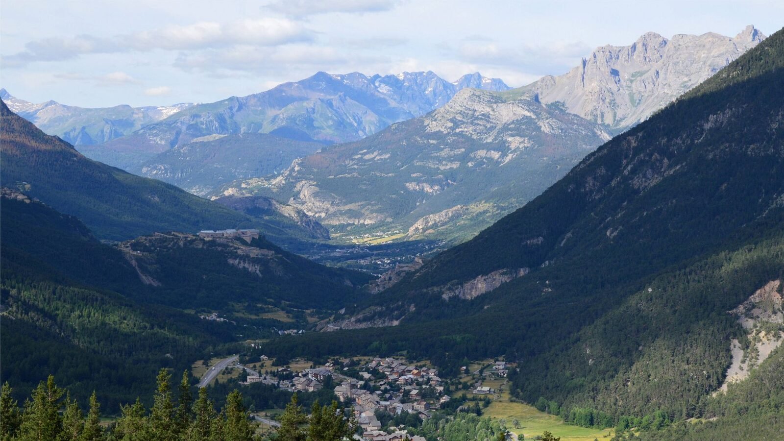 Vallée alpine au pied des massifs