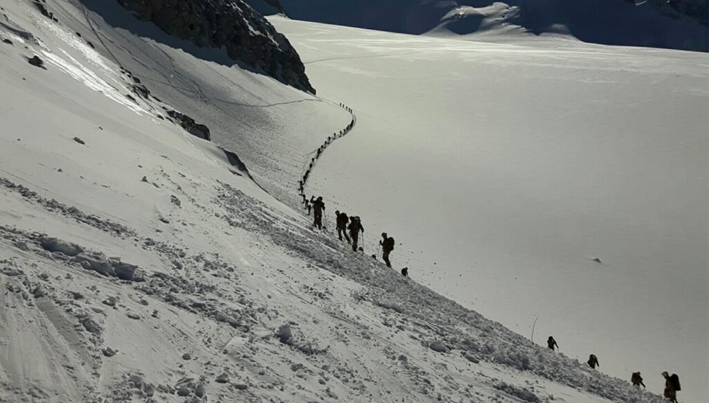 Alpini de la brigade alpine Julia progressant en file vers le sommet du Monte Adamello, dans les Alpes italiennes
