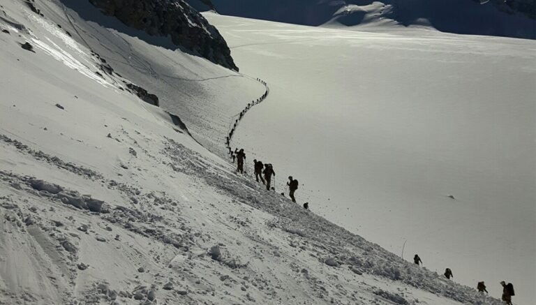 Alpini de la brigade alpine Julia progressant en file vers le sommet du Monte Adamello, dans les Alpes italiennes