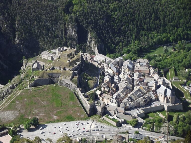 Vue aérienne de la vieille ville fortifiée de Briançon, avec ses remparts en étoile dessinés par Vauban