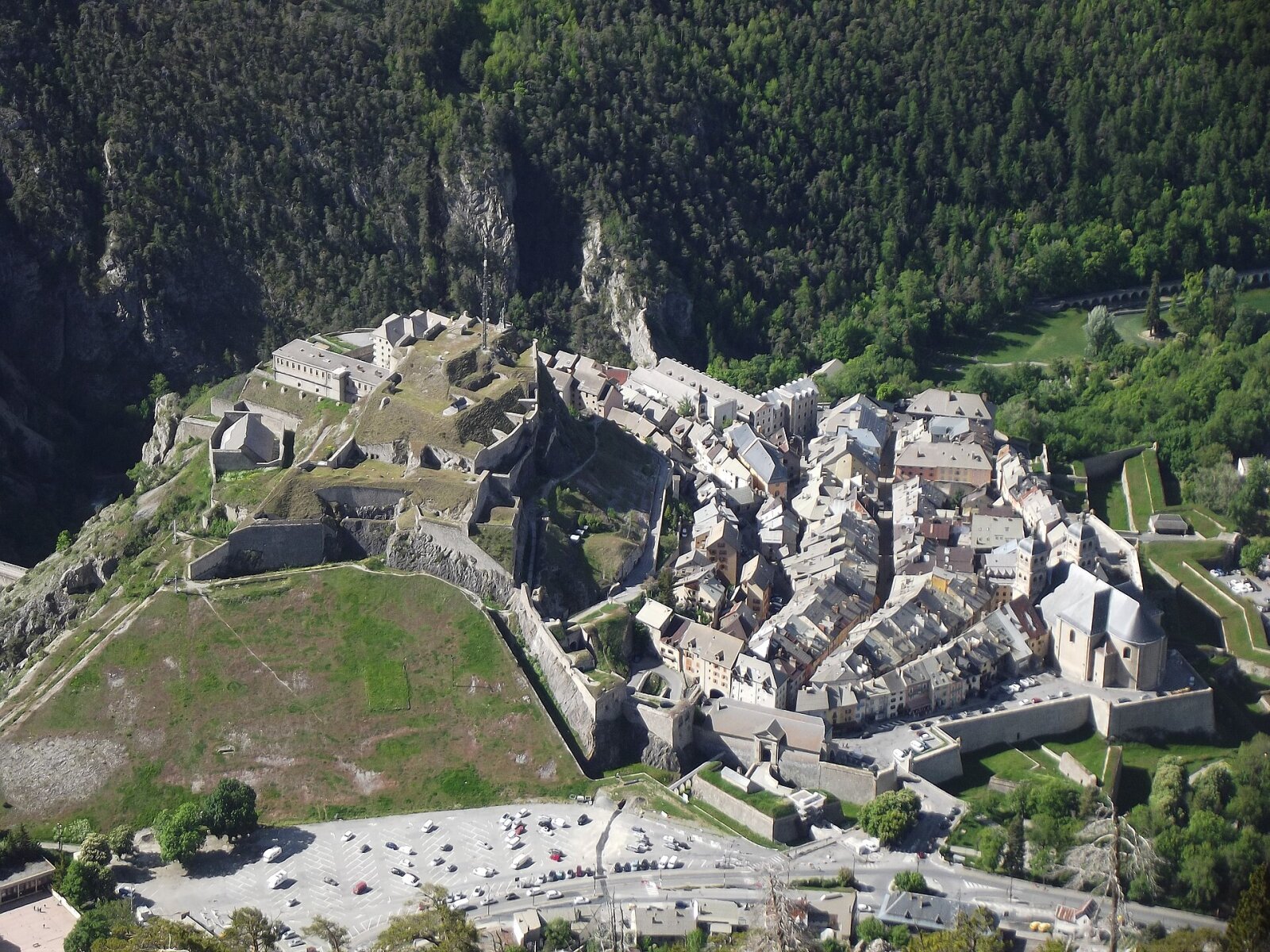 Vue aérienne de la vieille ville fortifiée de Briançon, avec ses remparts en étoile dessinés par Vauban