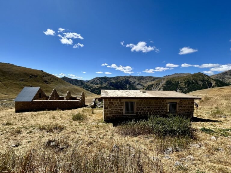 Façade d'un bâtiment restauré du camp des Fourches, casernement d'altitude des chasseurs alpins