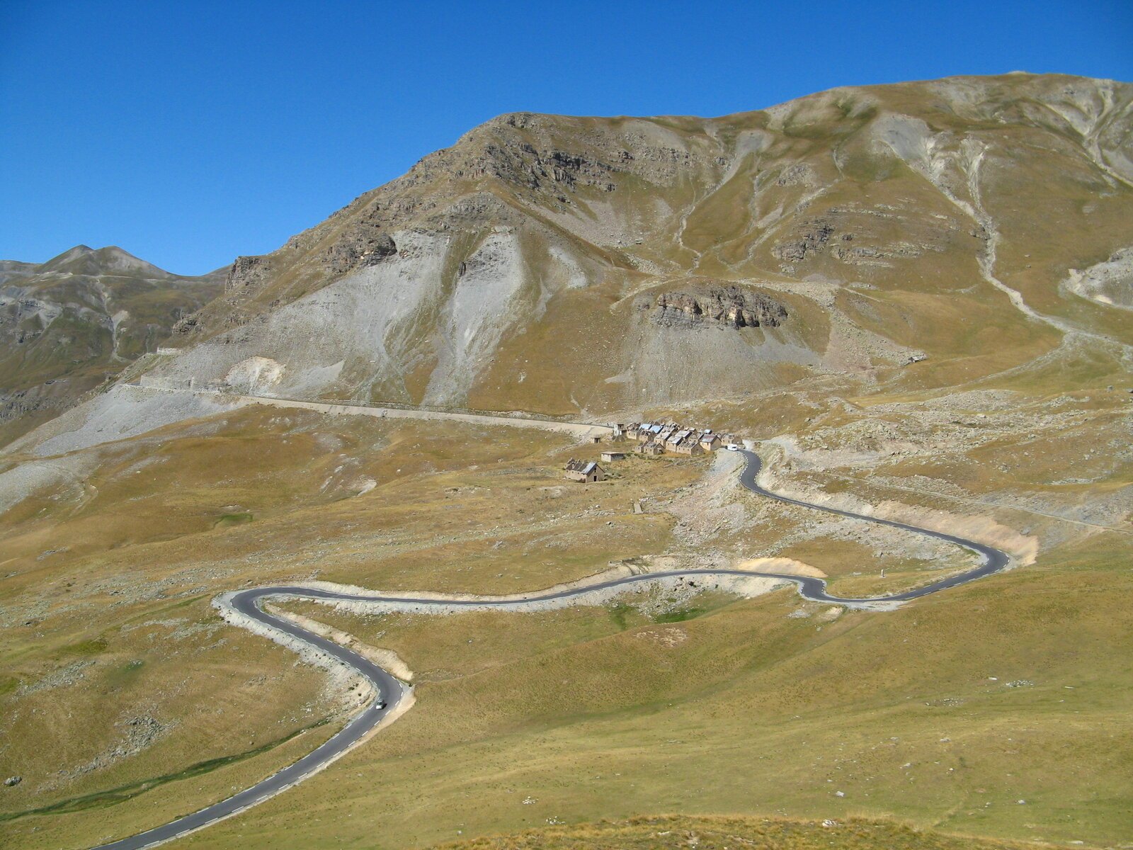 Ruines du camp des Fourches en bordure de la route du col de la Bonette