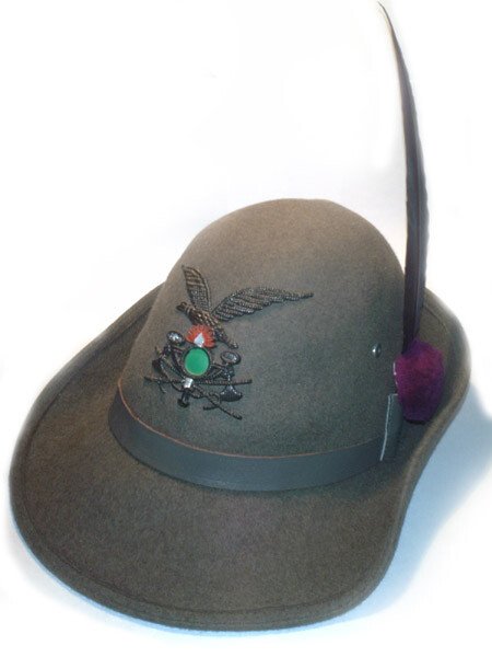 Cappello alpino, chapeau à plume noire porté par un sapeur du 2e régiment du génie de l'armée italienne