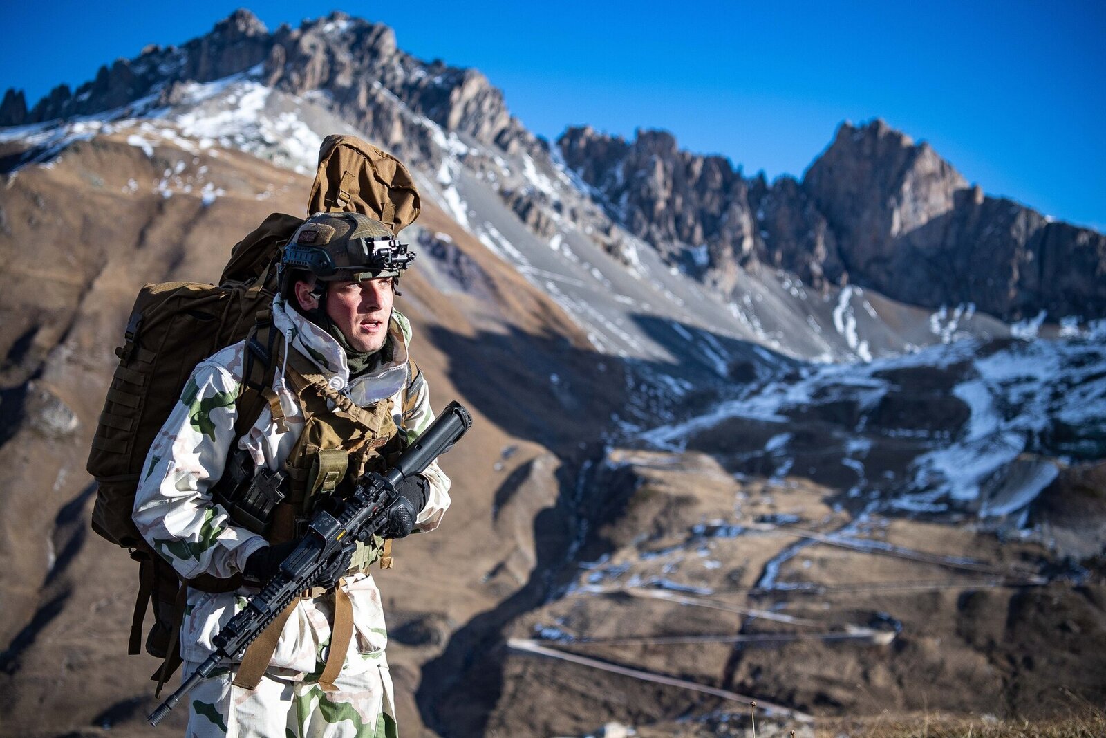 Chasseur alpin de la 27e brigade d'infanterie de montagne en tenue de combat hivernale lors d'un exercice en 2021