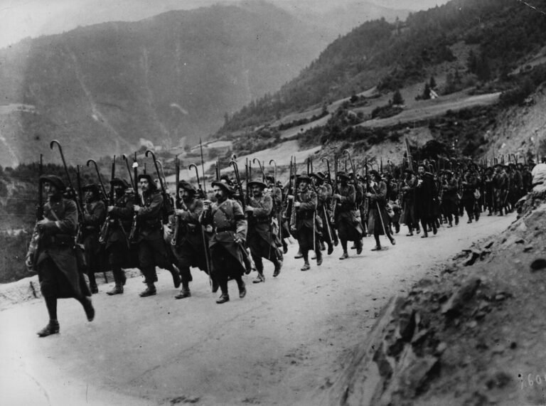 Chasseurs alpins français en colonne sur un chemin de montagne, en marche vers le front des Vosges en mars 1915