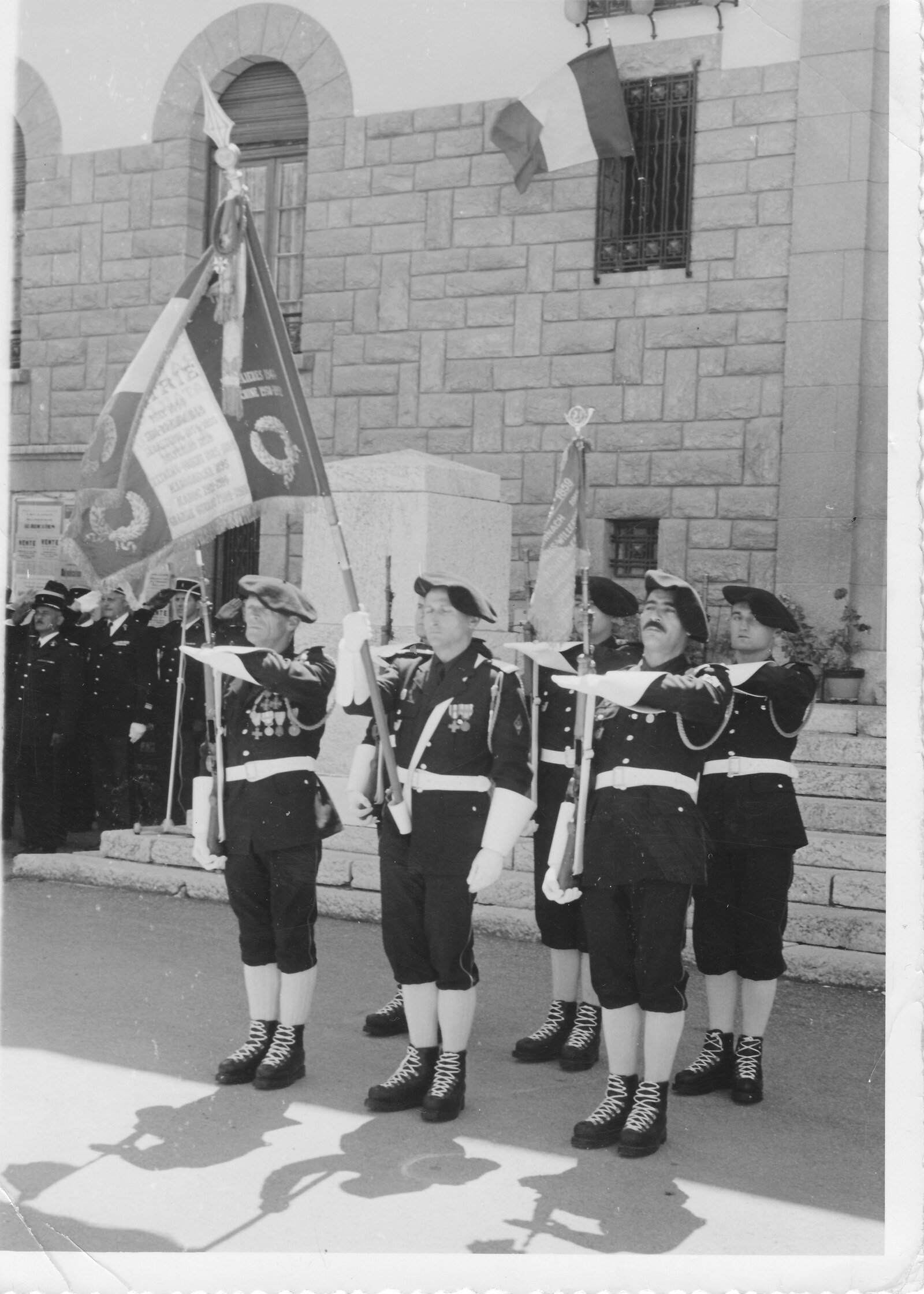 Drapeau des chasseurs gardé par le 11e bataillon de chasseurs alpins à Barcelonnette en mai 1970