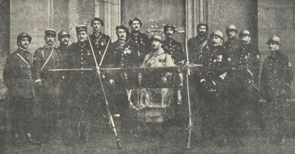 Le drapeau unique des chasseurs et le corps des officiers du 65e bataillon de chasseurs à pied en Alsace en 1917