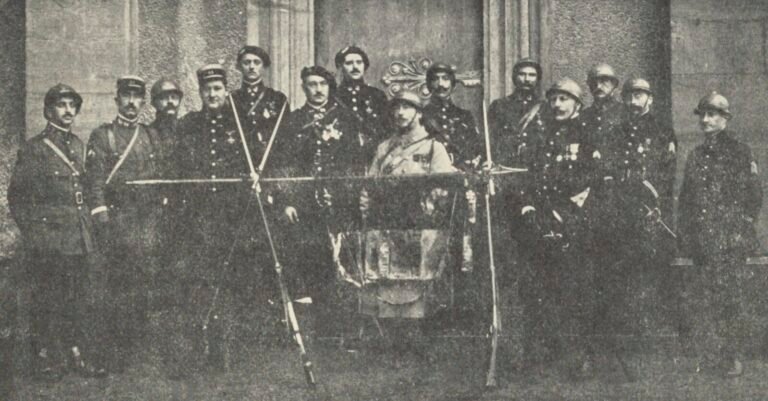 Le drapeau unique des chasseurs et le corps des officiers du 65e bataillon de chasseurs à pied en Alsace en 1917