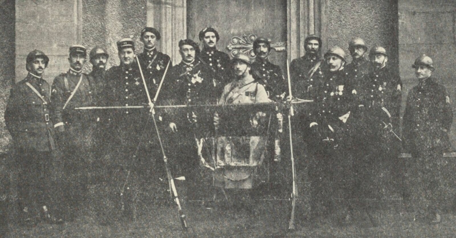 Le drapeau unique des chasseurs et le corps des officiers du 65e bataillon de chasseurs à pied en Alsace en 1917