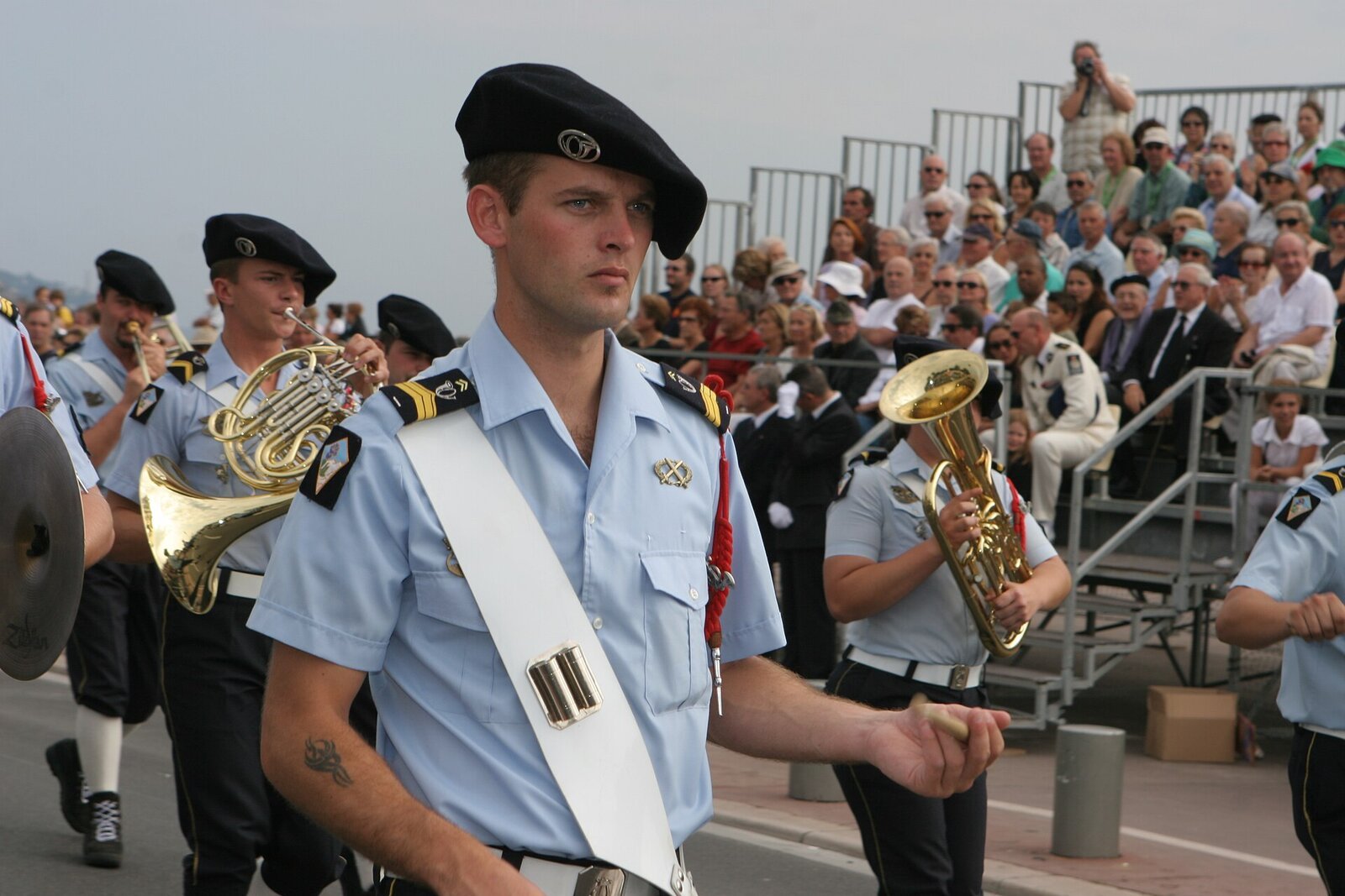 Musiciens de la fanfare du 27e bataillon de chasseurs alpins alignés en tenue bleue de cérémonie