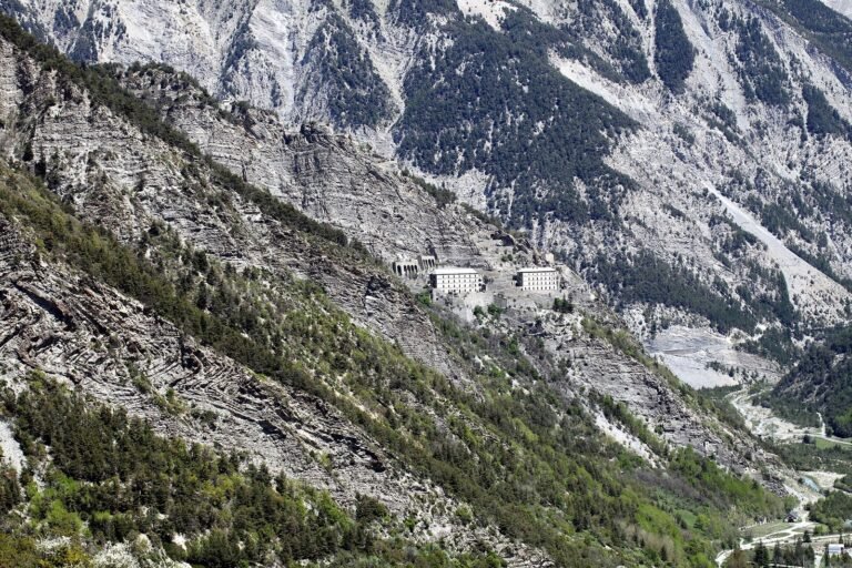 Le fort de Tournoux étagé sur un éperon rocheux boisé au-dessus de la vallée de l'Ubaye