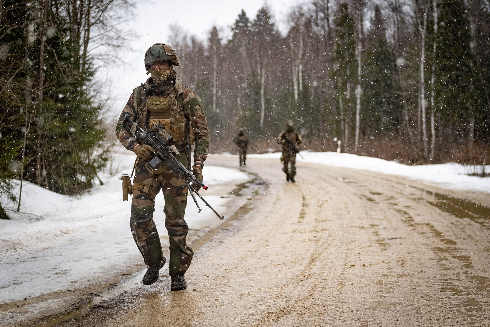 Chasseur alpin du 7e bataillon de chasseurs alpins avec une mitrailleuse légère FN Minimi, exercice Mission Lynx, Estonie, avril 2022