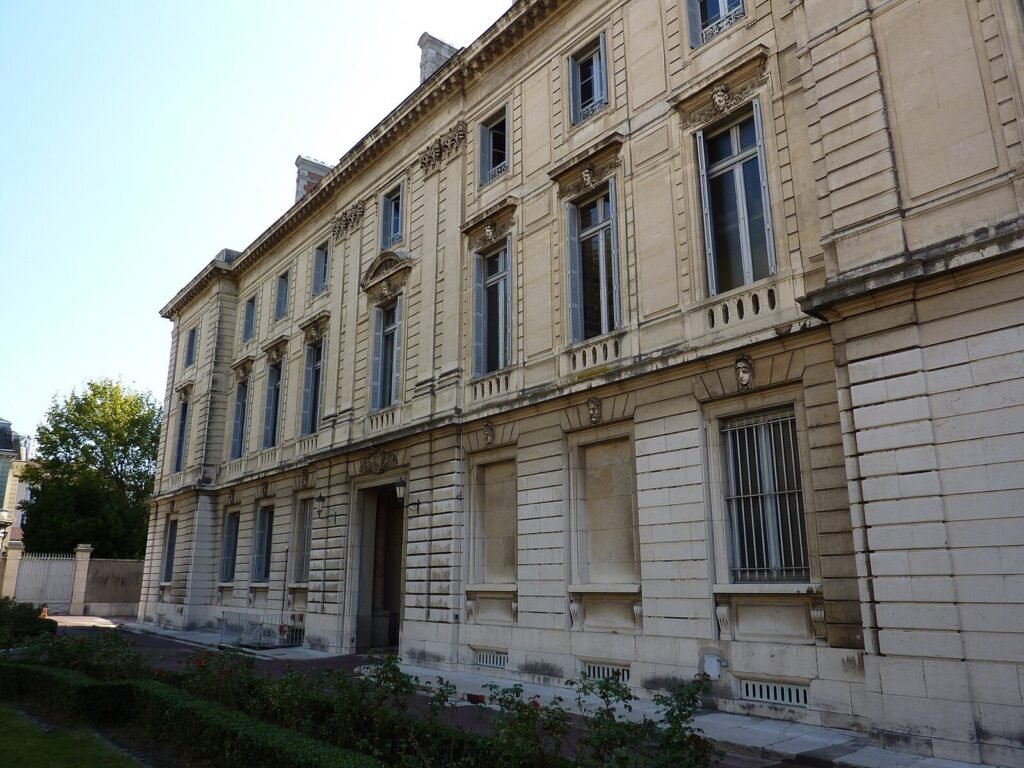 Façade arrière de l'hôtel des troupes de montagne, bâtiment militaire de la place de Verdun à Grenoble