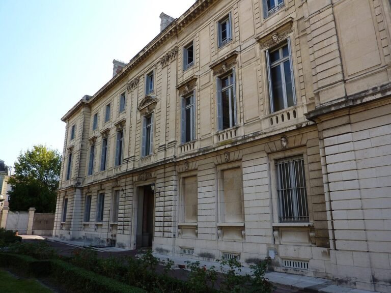 Façade arrière de l'hôtel des troupes de montagne, bâtiment militaire de la place de Verdun à Grenoble