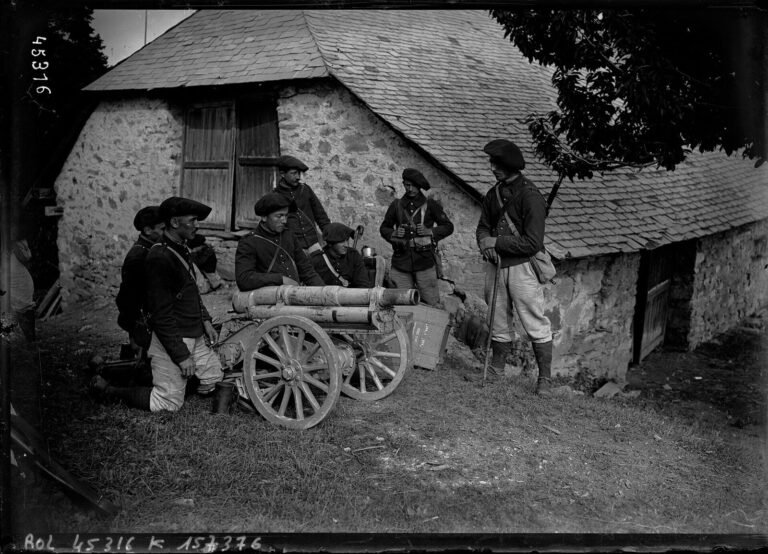 Soldats français d'une batterie d'artillerie de montagne entourant un canon de 65mm de montagne