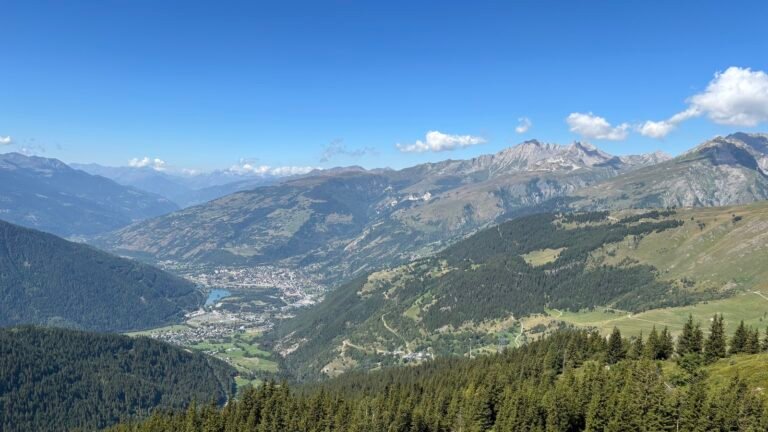 Vue de Bourg-Saint-Maurice depuis la descente du col du Petit-Saint-Bernard