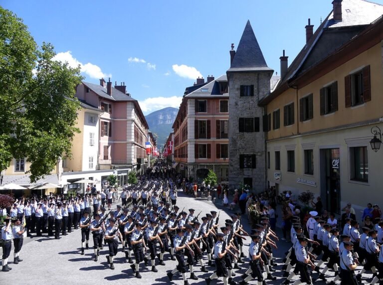 Défilé du 13e bataillon de chasseurs alpins au pied du château de Chambéry, lors de la passation de commandement de 2018