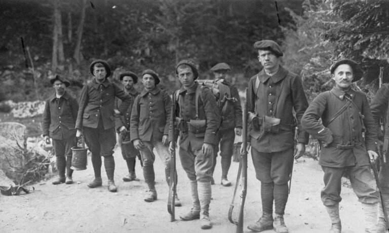 Groupe de jeunes chasseurs alpins du 67e bataillon de chasseurs alpins en tenue bleu foncé, photographie de presse de septembre 1915